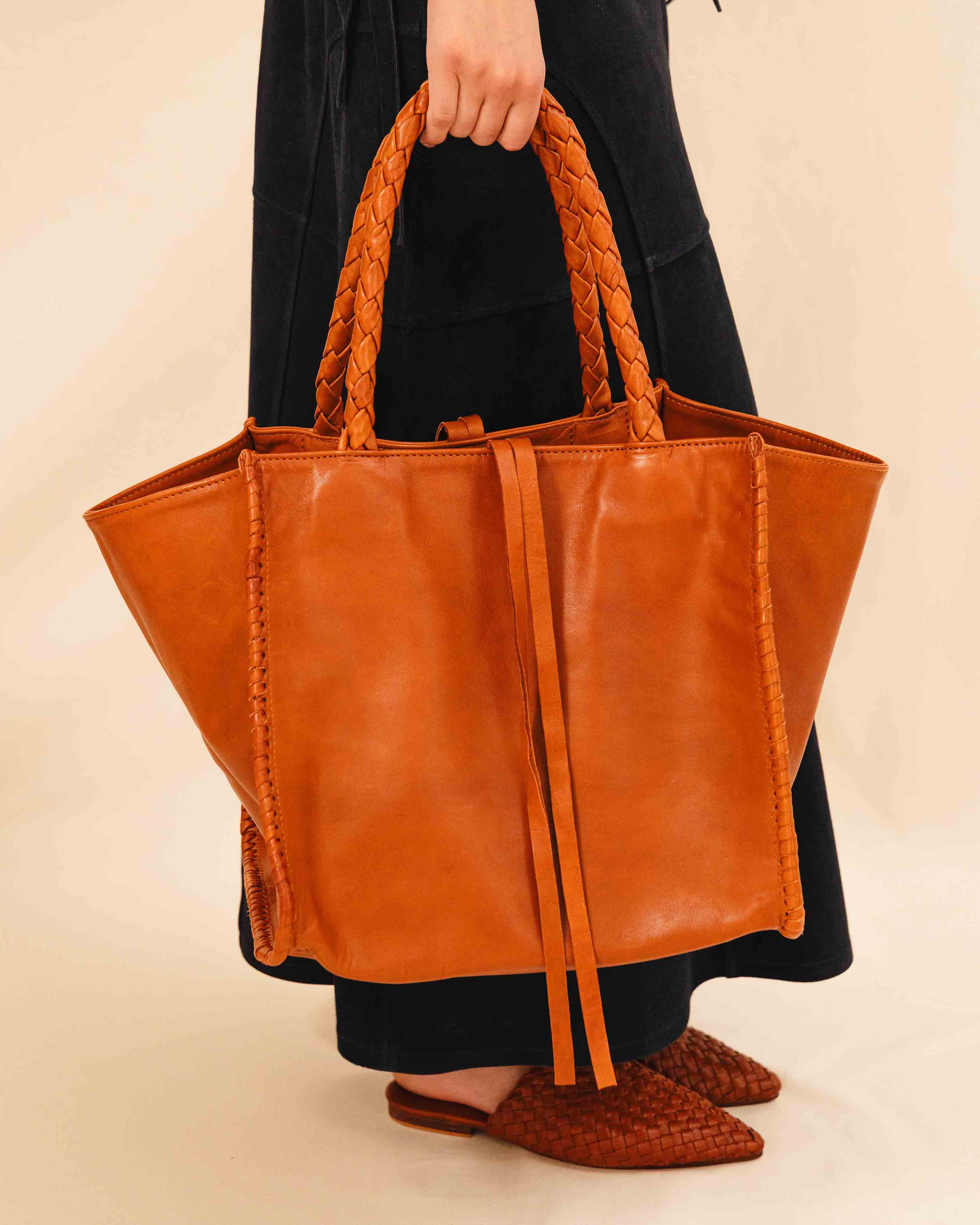 The Shoulder Bag IVY by LABEL17 ist crafted from supple Nappa leather, stands out for its artisanal detailing, distinctive side seams, and long braided handles. 