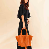 The Shoulder Bag IVY by LABEL17 ist crafted from supple Nappa leather, stands out for its artisanal detailing, distinctive side seams, and long braided handles. 