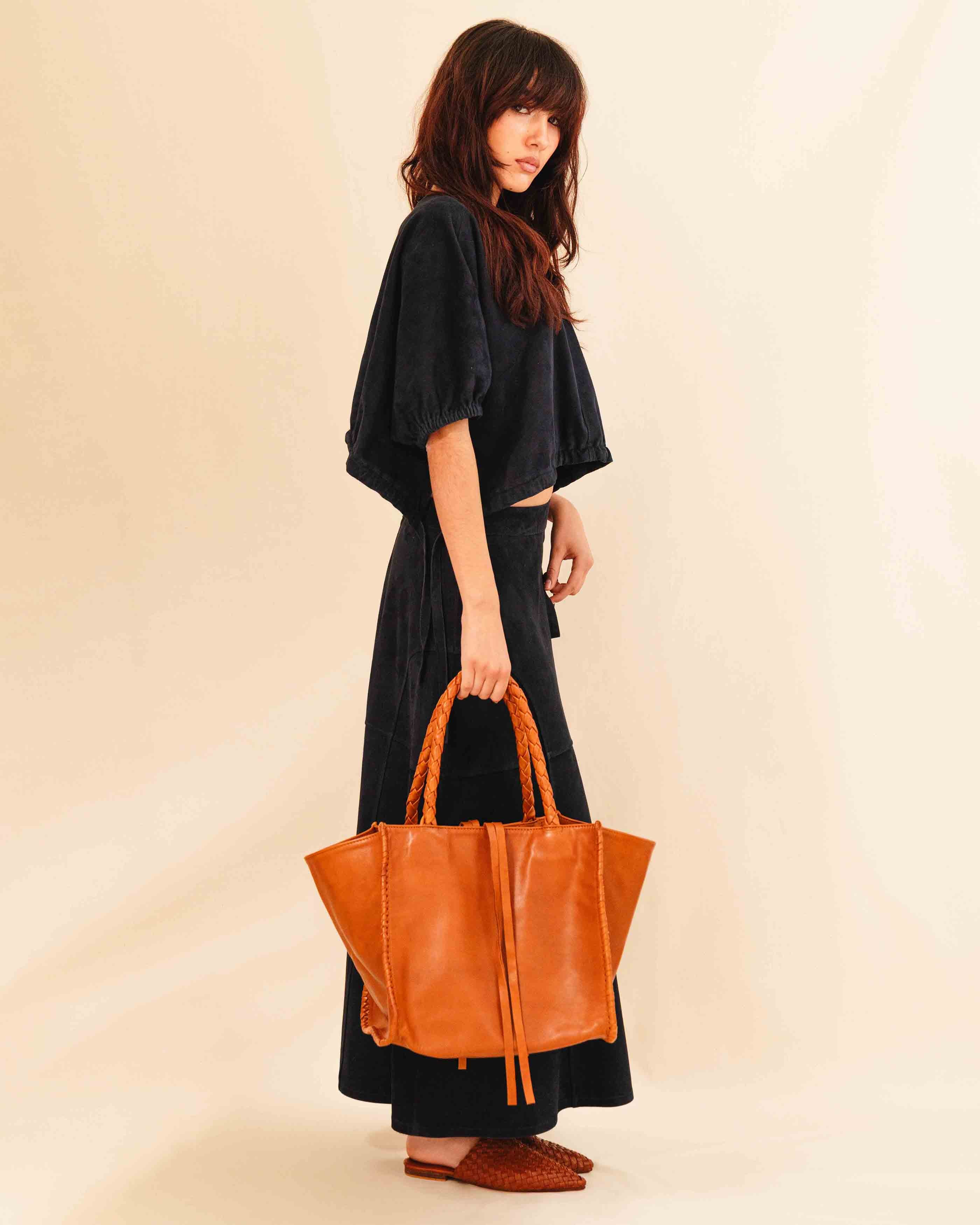 The Shoulder Bag IVY by LABEL17 ist crafted from supple Nappa leather, stands out for its artisanal detailing, distinctive side seams, and long braided handles. 