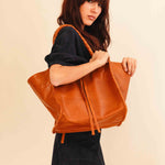 The Shoulder Bag IVY by LABEL17 ist crafted from supple Nappa leather, stands out for its artisanal detailing, distinctive side seams, and long braided handles. 