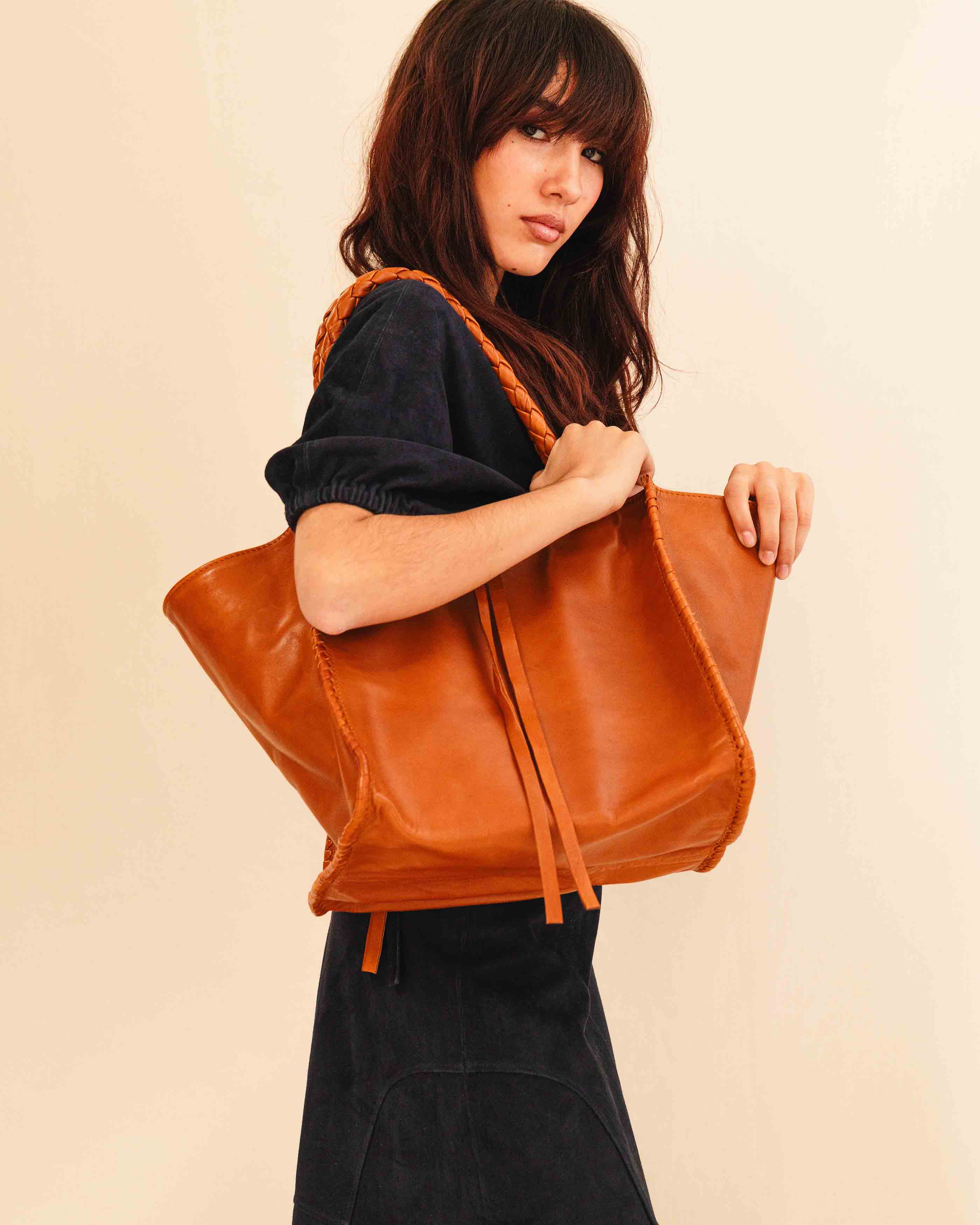 The Shoulder Bag IVY by LABEL17 ist crafted from supple Nappa leather, stands out for its artisanal detailing, distinctive side seams, and long braided handles. 
