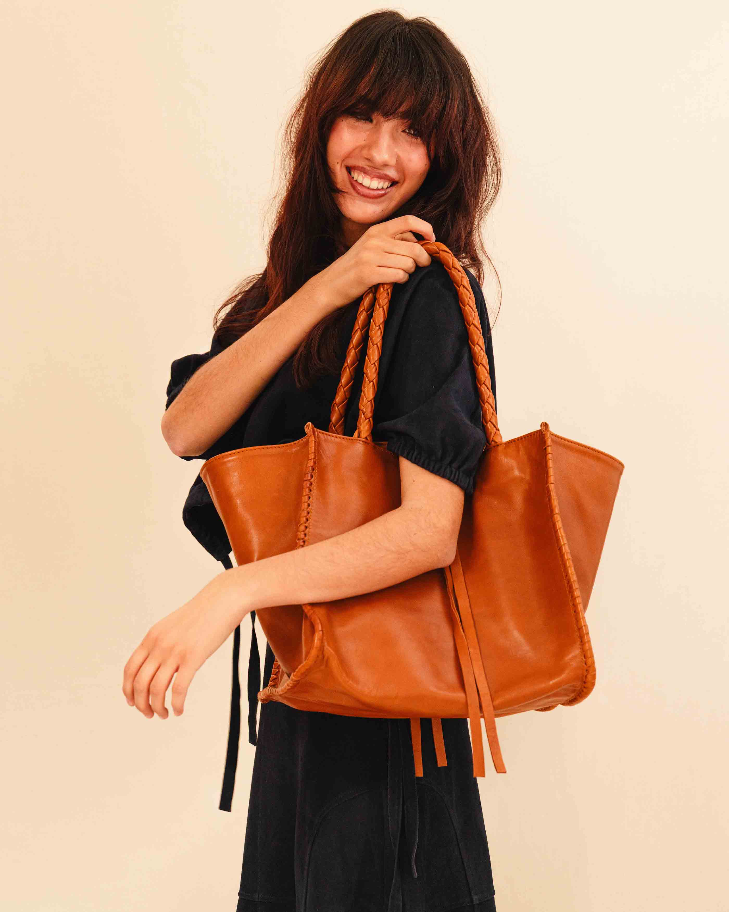 The Shoulder Bag IVY by LABEL17 ist crafted from supple Nappa leather, stands out for its artisanal detailing, distinctive side seams, and long braided handles. 