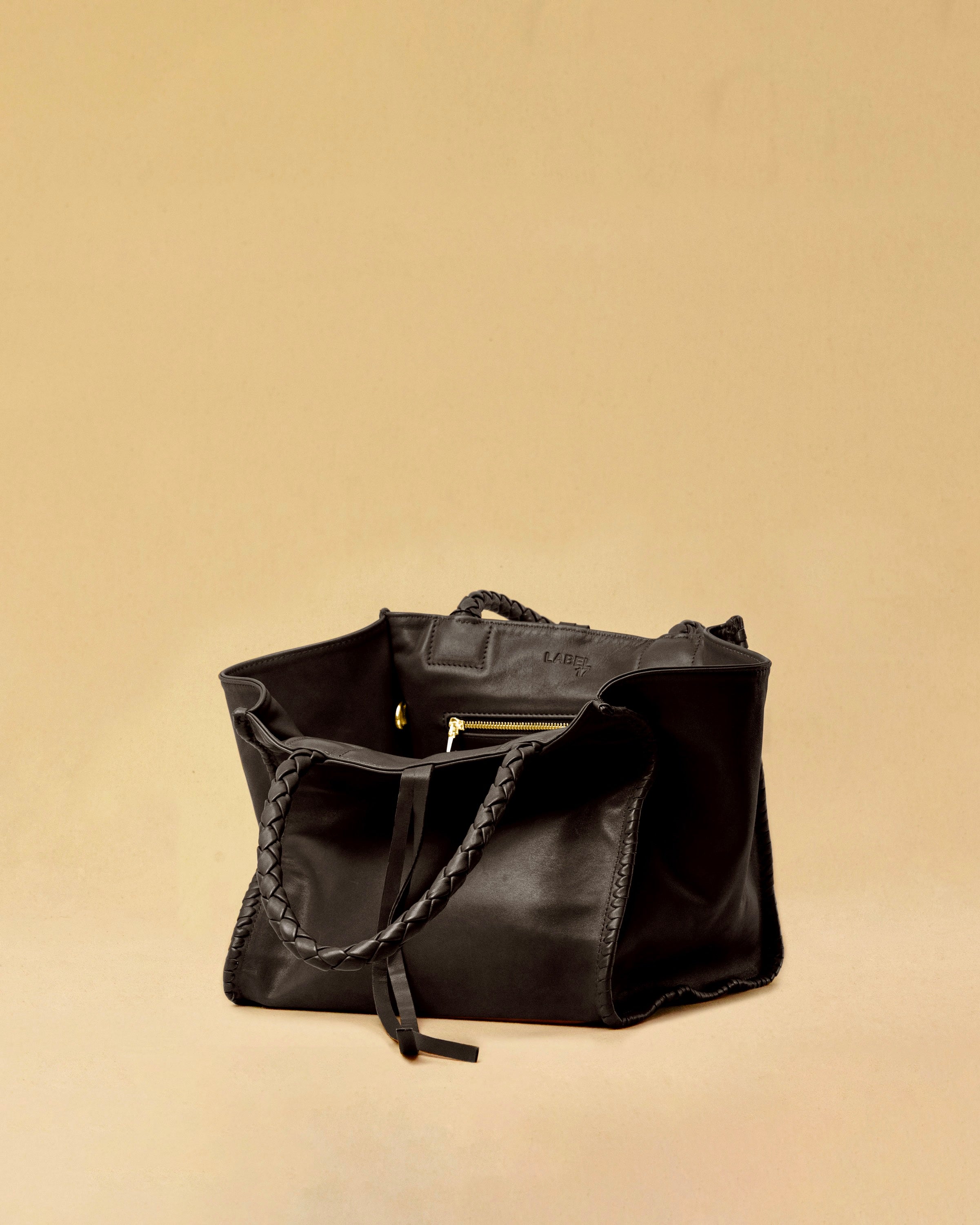 Die Shoulder Bag IVY ist aus geschmeidigem Nappaleder gefertigt und zeichnet sich durch handwerkliche Details wie markante Seitennähte und lange, geflochtene Henkel aus. Mit den Lederbändern lässt sich die Tasche elegant zuschnüren – eine gelungene Verbindung von Funktion und Raffinesse.&nbsp;