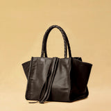 Die Shoulder Bag IVY ist aus geschmeidigem Nappaleder gefertigt und zeichnet sich durch handwerkliche Details wie markante Seitennähte und lange, geflochtene Henkel aus. Mit den Lederbändern lässt sich die Tasche elegant zuschnüren – eine gelungene Verbindung von Funktion und Raffinesse.&nbsp;