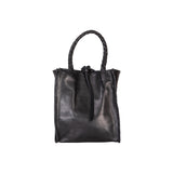 Shoulder Bag Ivy Tote Black by LABEL17: Schultertasche aus geschmeidigem, pflanzlich gegerbtem Lamm-Nappaleder, handgefertigt in Marokko