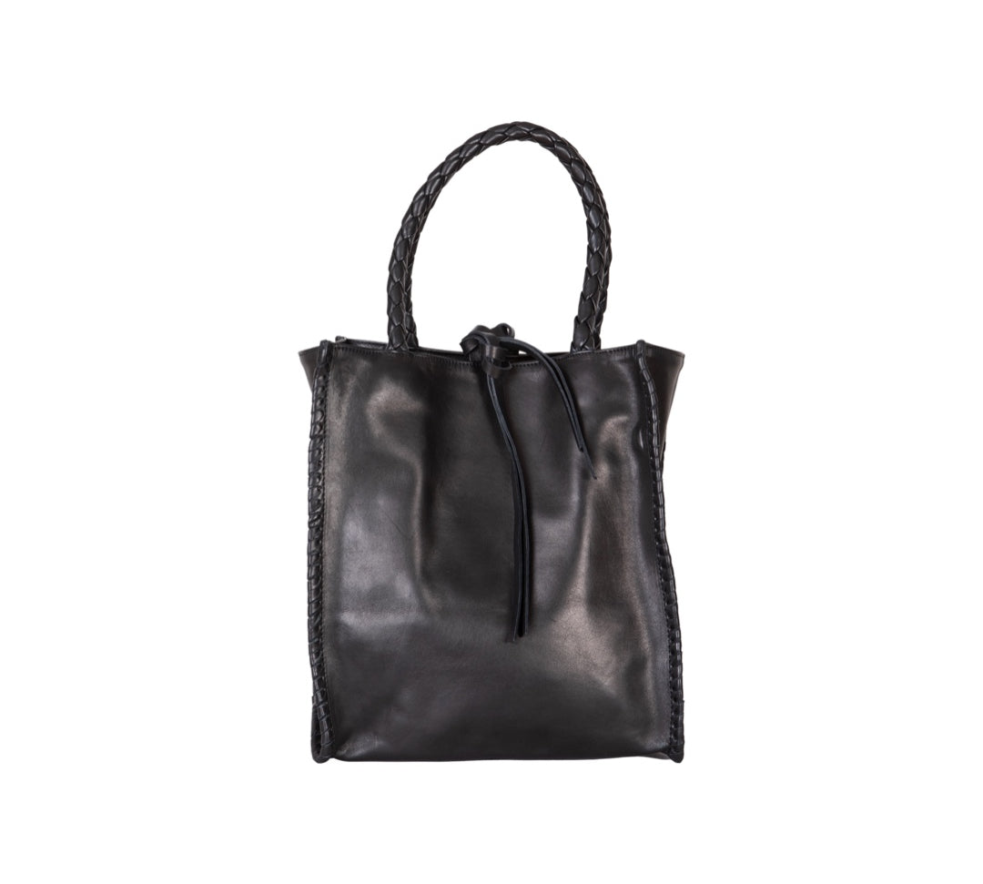 Shoulder Bag Ivy Tote in Black by LABEL17: Schultertasche aus geschmeidigem, pflanzlich gegerbtem Lamm-Nappaleder, handgefertigt in Marokko