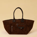 Die Shoulder Bag POCKET von LABEL17 aus geschmeidigem Velours- und Nappaleder besticht durch ihre aufgesetzten Ziertaschen auf der Vorderseite, ein raffiniertes Detail, das dem schlichten Design eine besondere Note verleiht. Grosszügig im Volumen, angenehm leicht und ideal für alles, was der Tag mit sich bringt.