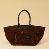 Die Shoulder Bag POCKET von LABEL17 aus geschmeidigem Velours- und Nappaleder besticht durch ihre aufgesetzten Ziertaschen auf der Vorderseite, ein raffiniertes Detail, das dem schlichten Design eine besondere Note verleiht. Grosszügig im Volumen, angenehm leicht und ideal für alles, was der Tag mit sich bringt.