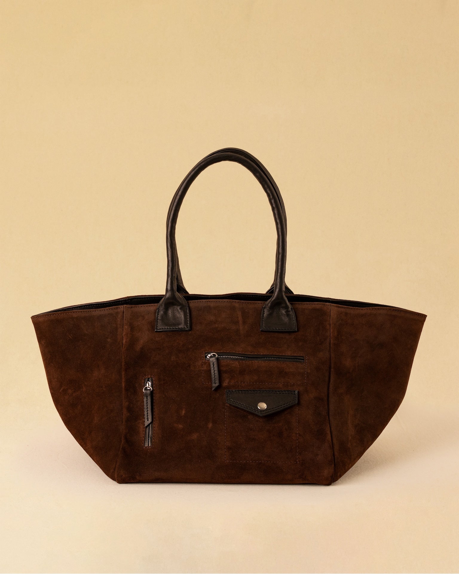 Die Shoulder Bag POCKET von LABEL17 aus geschmeidigem Velours- und Nappaleder besticht durch ihre aufgesetzten Ziertaschen auf der Vorderseite, ein raffiniertes Detail, das dem schlichten Design eine besondere Note verleiht. Grosszügig im Volumen, angenehm leicht und ideal für alles, was der Tag mit sich bringt.