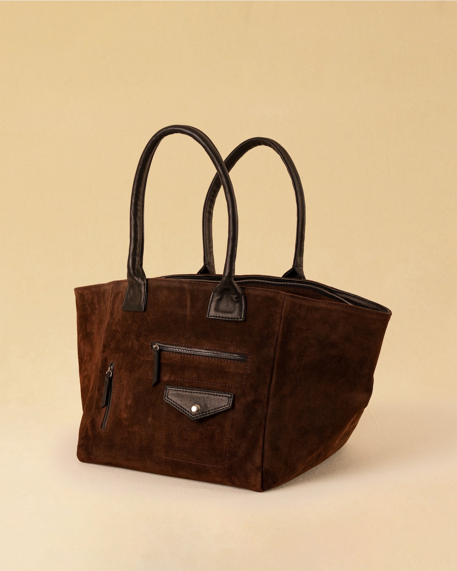 Die Shoulder Bag POCKET von LABEL17 aus geschmeidigem Velours- und Nappaleder besticht durch ihre aufgesetzten Ziertaschen auf der Vorderseite, ein raffiniertes Detail, das dem schlichten Design eine besondere Note verleiht. Grosszügig im Volumen, angenehm leicht und ideal für alles, was der Tag mit sich bringt.