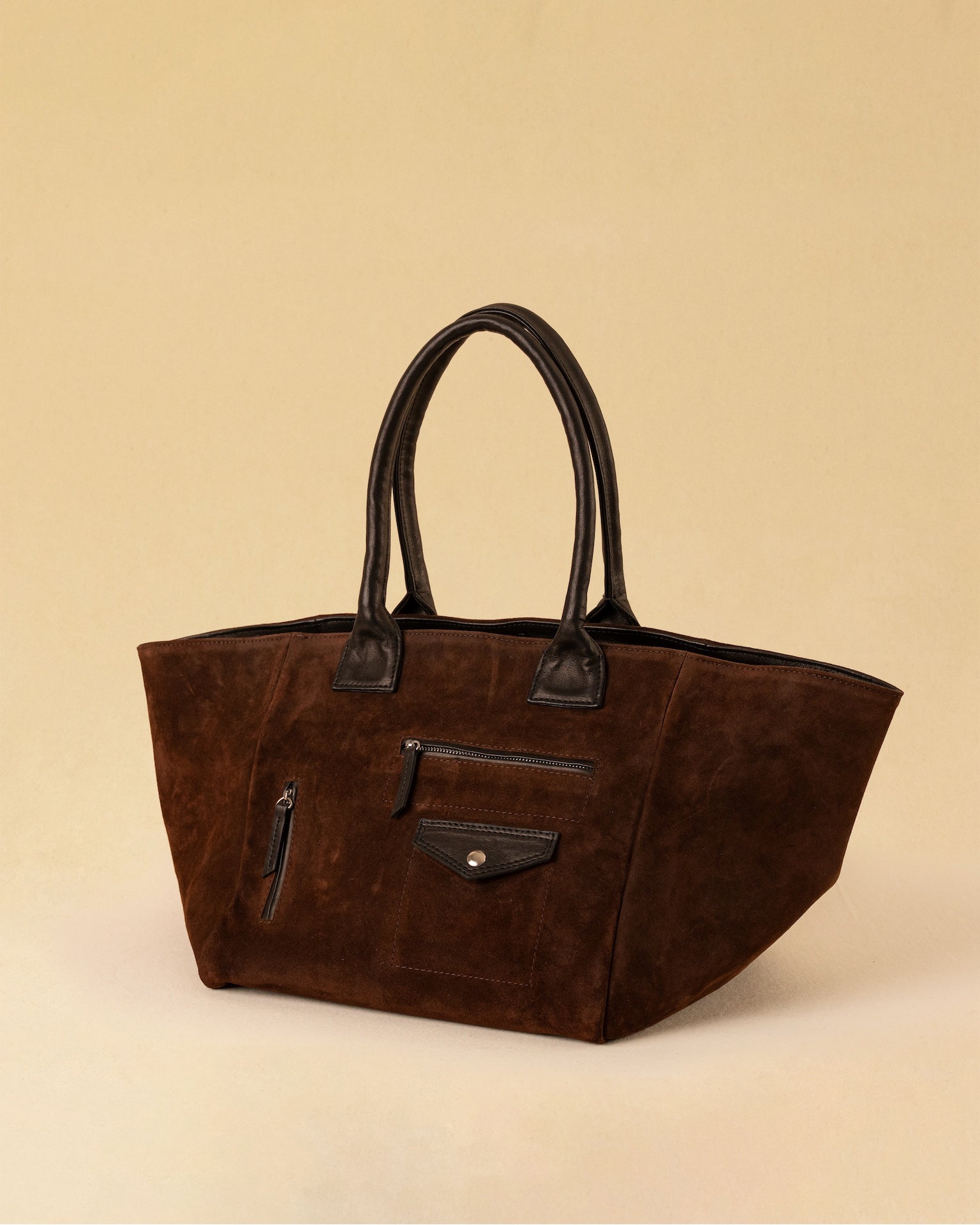 Die Shoulder Bag POCKET von LABEL17 aus geschmeidigem Velours- und Nappaleder besticht durch ihre aufgesetzten Ziertaschen auf der Vorderseite, ein raffiniertes Detail, das dem schlichten Design eine besondere Note verleiht. Grosszügig im Volumen, angenehm leicht und ideal für alles, was der Tag mit sich bringt.