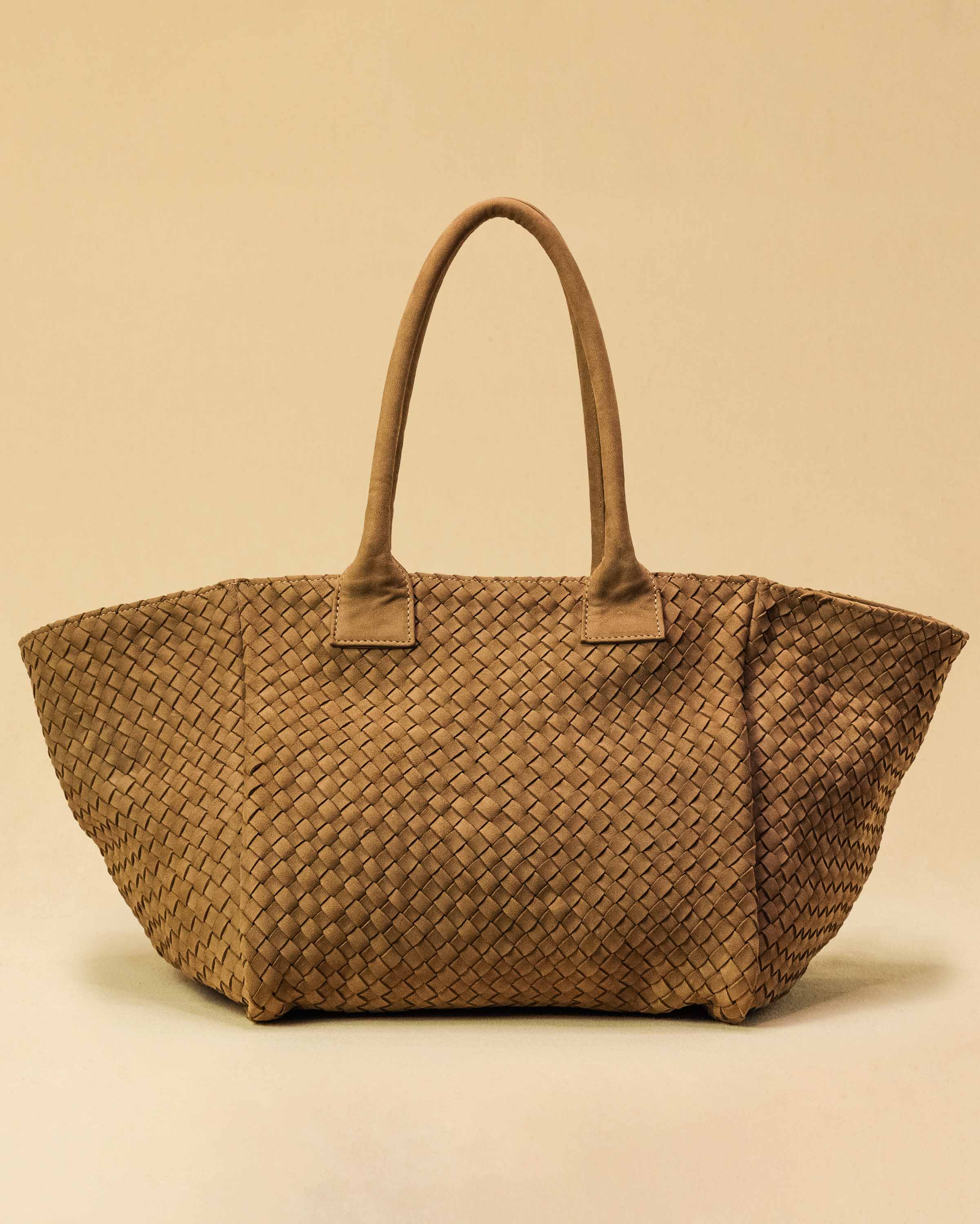 The Shoulder Bag ORIGINAL by LABEL17 is a timeless piece, crafted from fine, vegetable-tanned suede leather and hand-braided. It features a zipper closure and a convenient interior pocket for your essentials.