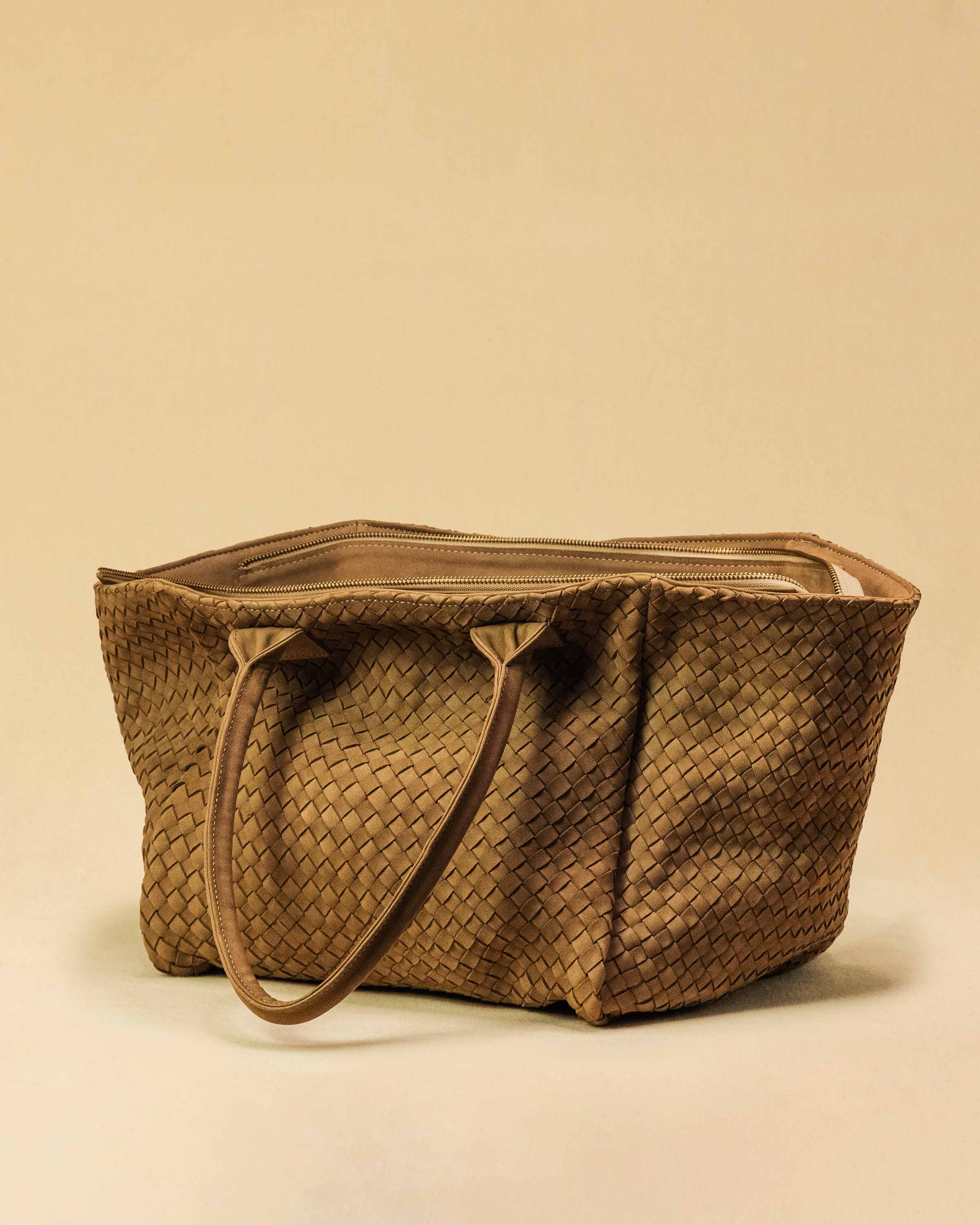 The Shoulder Bag ORIGINAL by LABEL17 is a timeless piece, crafted from fine, vegetable-tanned suede leather and hand-braided. It features a zipper closure and a convenient interior pocket for your essentials.
