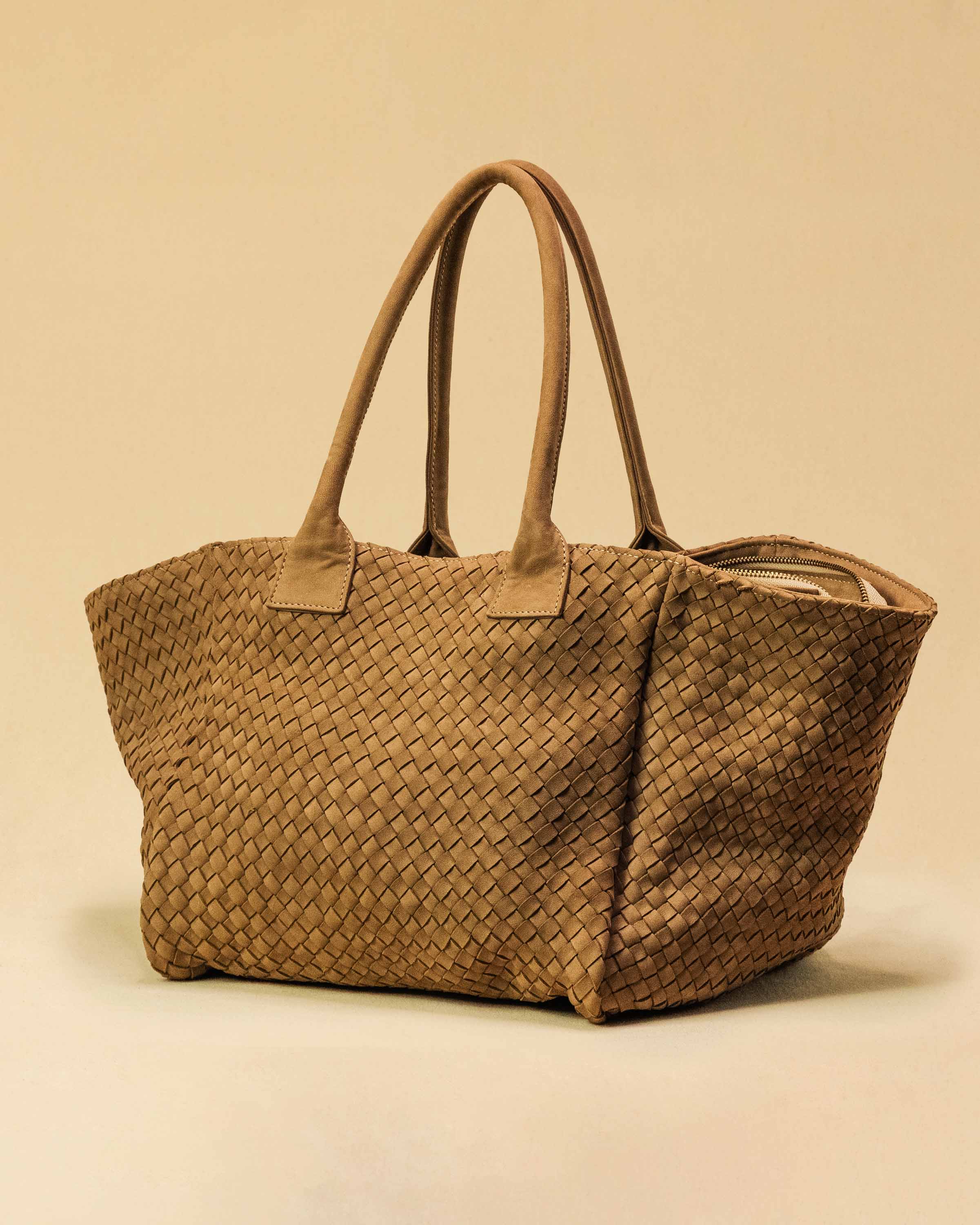 The Shoulder Bag ORIGINAL by LABEL17 is a timeless piece, crafted from fine, vegetable-tanned suede leather and hand-braided. It features a zipper closure and a convenient interior pocket for your essentials.