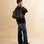 Die Shoulder Bag ORIGINAL XL von LABEL17, aus geschmeidigem Nappaleder von Hand geflochten, bietet grosszügigen Stauraum und eine variable Silhouette. Seitliche Druckknöpfe ermöglichen es, Form und Volumen der Tasche anzupassen. So wird aus dem geräumigen Weekender im Handumdrehen eine alltagstaugliche Begleiterin. Eine herausnehmbare, ebenfalls handgeflochtene Lederpouch sorgt für Ordnung im Inneren. Unisex.