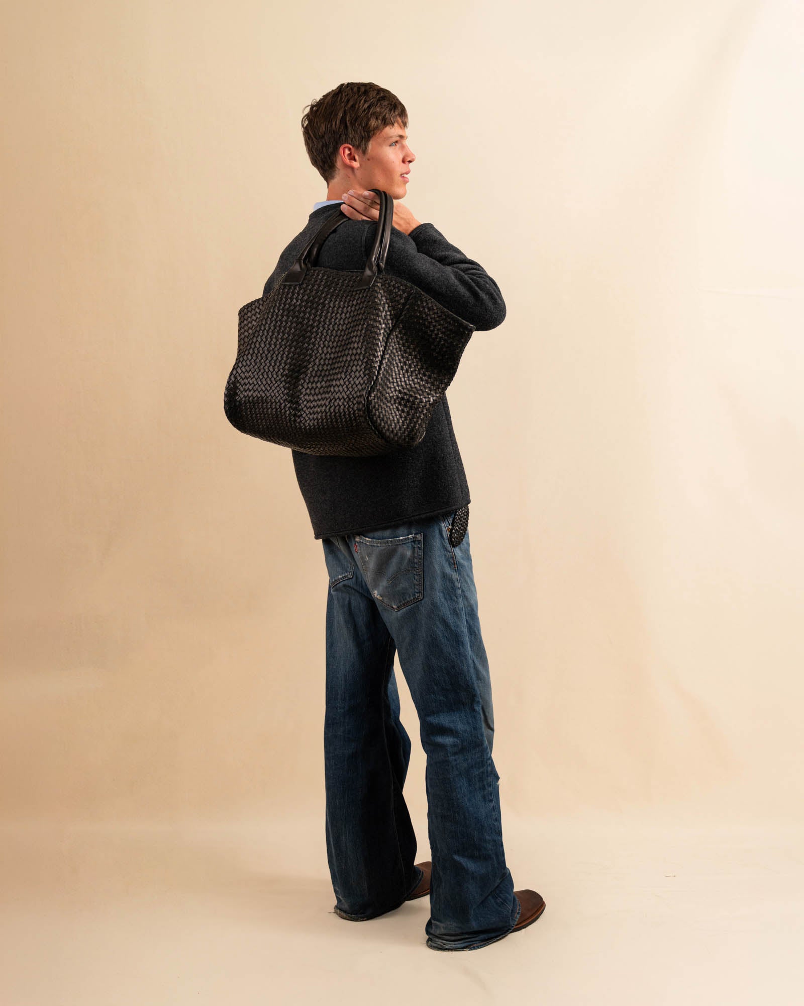 Die Shoulder Bag ORIGINAL XL von LABEL17, aus geschmeidigem Nappaleder von Hand geflochten, bietet grosszügigen Stauraum und eine variable Silhouette. Seitliche Druckknöpfe ermöglichen es, Form und Volumen der Tasche anzupassen. So wird aus dem geräumigen Weekender im Handumdrehen eine alltagstaugliche Begleiterin. Eine herausnehmbare, ebenfalls handgeflochtene Lederpouch sorgt für Ordnung im Inneren. Unisex.