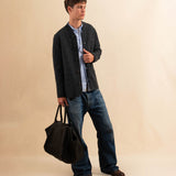 Die Shoulder Bag ORIGINAL XL von LABEL17, aus geschmeidigem Nappaleder von Hand geflochten, bietet grosszügigen Stauraum und eine variable Silhouette. Seitliche Druckknöpfe ermöglichen es, Form und Volumen der Tasche anzupassen. So wird aus dem geräumigen Weekender im Handumdrehen eine alltagstaugliche Begleiterin. Eine herausnehmbare, ebenfalls handgeflochtene Lederpouch sorgt für Ordnung im Inneren. Unisex.