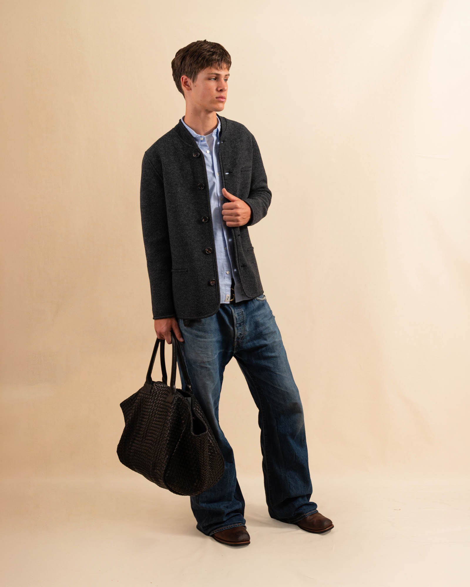 Die Shoulder Bag ORIGINAL XL von LABEL17, aus geschmeidigem Nappaleder von Hand geflochten, bietet grosszügigen Stauraum und eine variable Silhouette. Seitliche Druckknöpfe ermöglichen es, Form und Volumen der Tasche anzupassen. So wird aus dem geräumigen Weekender im Handumdrehen eine alltagstaugliche Begleiterin. Eine herausnehmbare, ebenfalls handgeflochtene Lederpouch sorgt für Ordnung im Inneren. Unisex.