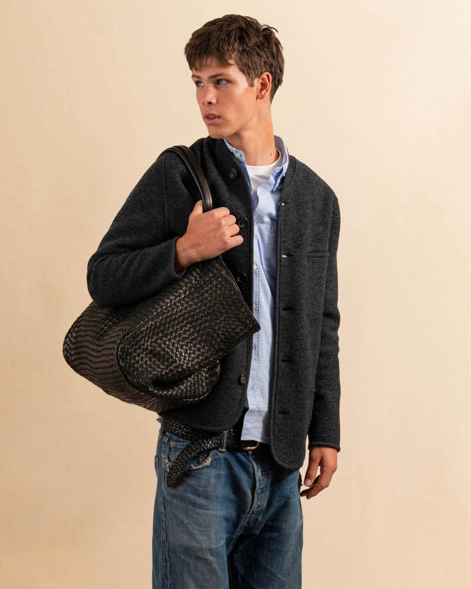 Die Shoulder Bag ORIGINAL XL von LABEL17, aus geschmeidigem Nappaleder von Hand geflochten, bietet grosszügigen Stauraum und eine variable Silhouette. Seitliche Druckknöpfe ermöglichen es, Form und Volumen der Tasche anzupassen. So wird aus dem geräumigen Weekender im Handumdrehen eine alltagstaugliche Begleiterin. Eine herausnehmbare, ebenfalls handgeflochtene Lederpouch sorgt für Ordnung im Inneren. Unisex.