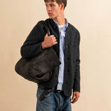 Die Shoulder Bag ORIGINAL XL von LABEL17, aus geschmeidigem Nappaleder von Hand geflochten, bietet grosszügigen Stauraum und eine variable Silhouette. Seitliche Druckknöpfe ermöglichen es, Form und Volumen der Tasche anzupassen. So wird aus dem geräumigen Weekender im Handumdrehen eine alltagstaugliche Begleiterin. Eine herausnehmbare, ebenfalls handgeflochtene Lederpouch sorgt für Ordnung im Inneren. Unisex.