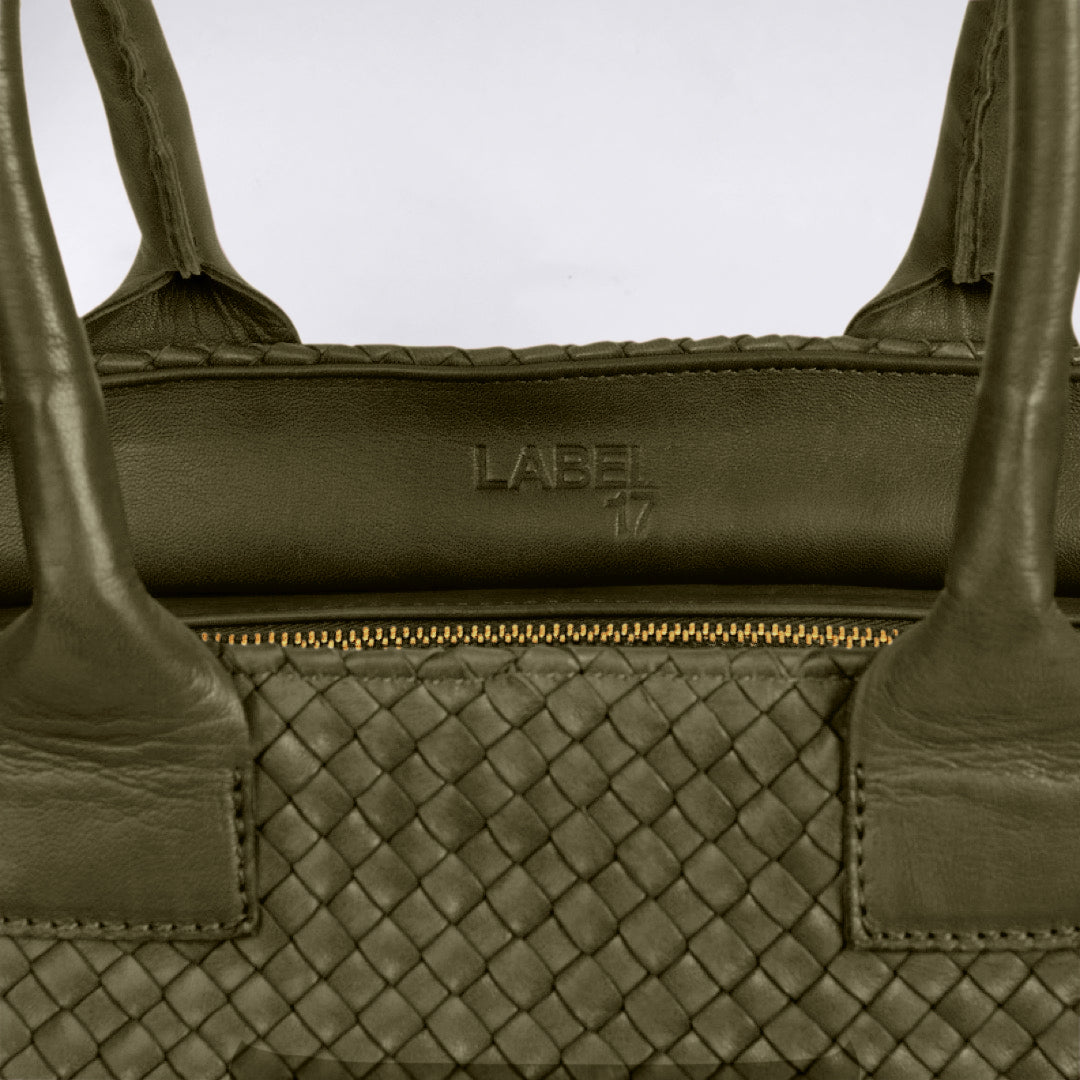 The Shoulder Bag ORIGINAL by LABEL17 is a timeless piece, crafted from fine, vegetable-tanned nappa leather and hand-braided. It features a zipper closure and a convenient interior pocket for your essentials.