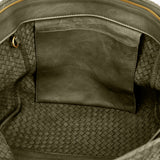 The Shoulder Bag ORIGINAL by LABEL17 is a timeless piece, crafted from fine, vegetable-tanned nappa leather and hand-braided. It features a zipper closure and a convenient interior pocket for your essentials.
