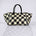 Shoulder Bag Original XL (Weekender), Checkered, von LABEL17: gefertigt aus geschmeidigem, pflanzlich gegerbtem Lamm-Nappaleder, von Hand geflochten mit zusätzlichem abnehmbarem, ebenfalls von Hand geflochtenem Etui zur Organisation innerhalb der Tasche. Handgefertigt in Marokko.