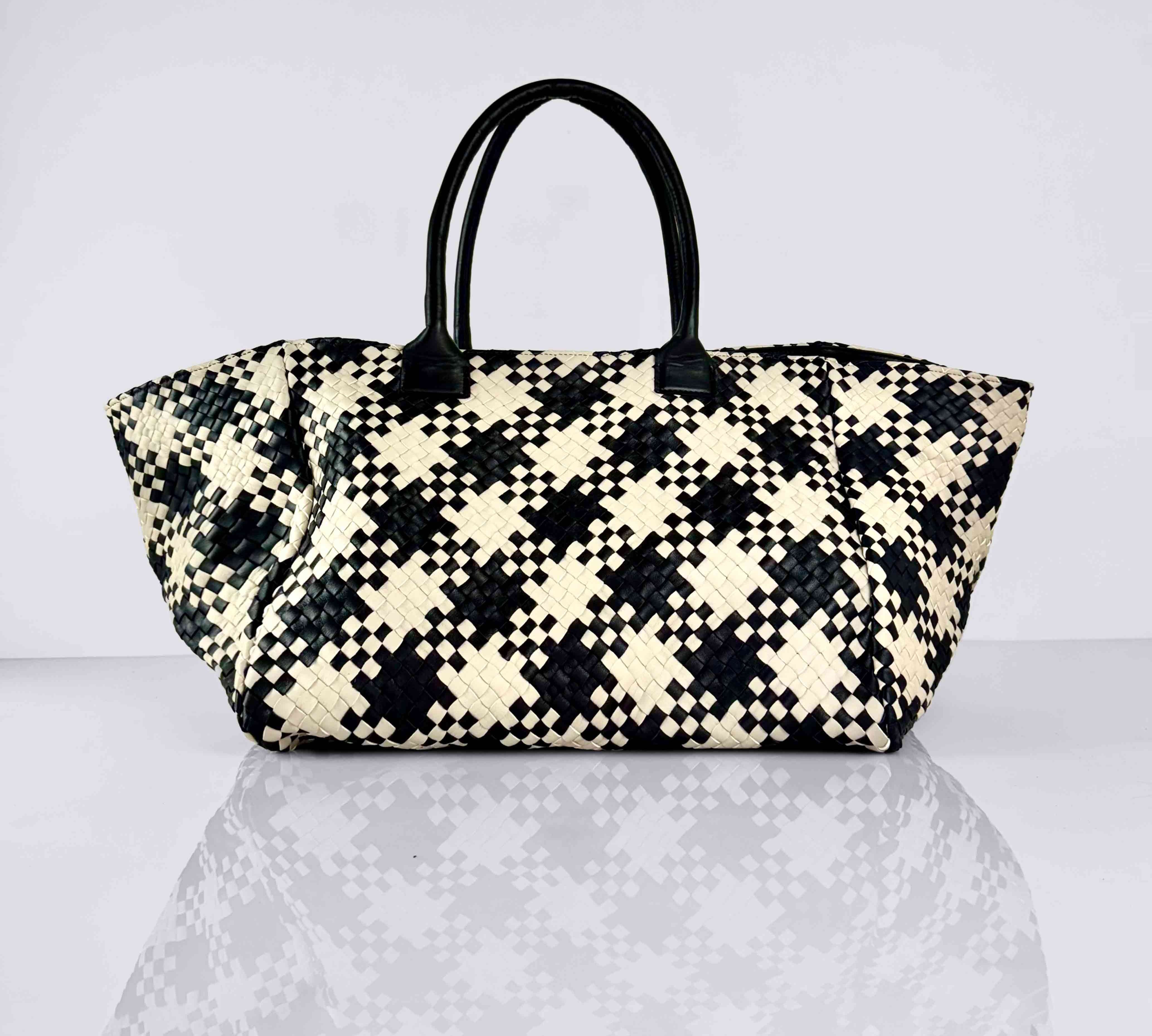 Shoulder Bag Original XL (Weekender), Checkered, von LABEL17: gefertigt aus geschmeidigem, pflanzlich gegerbtem Lamm-Nappaleder, von Hand geflochten mit zusätzlichem abnehmbarem, ebenfalls von Hand geflochtenem Etui zur Organisation innerhalb der Tasche. Handgefertigt in Marokko.