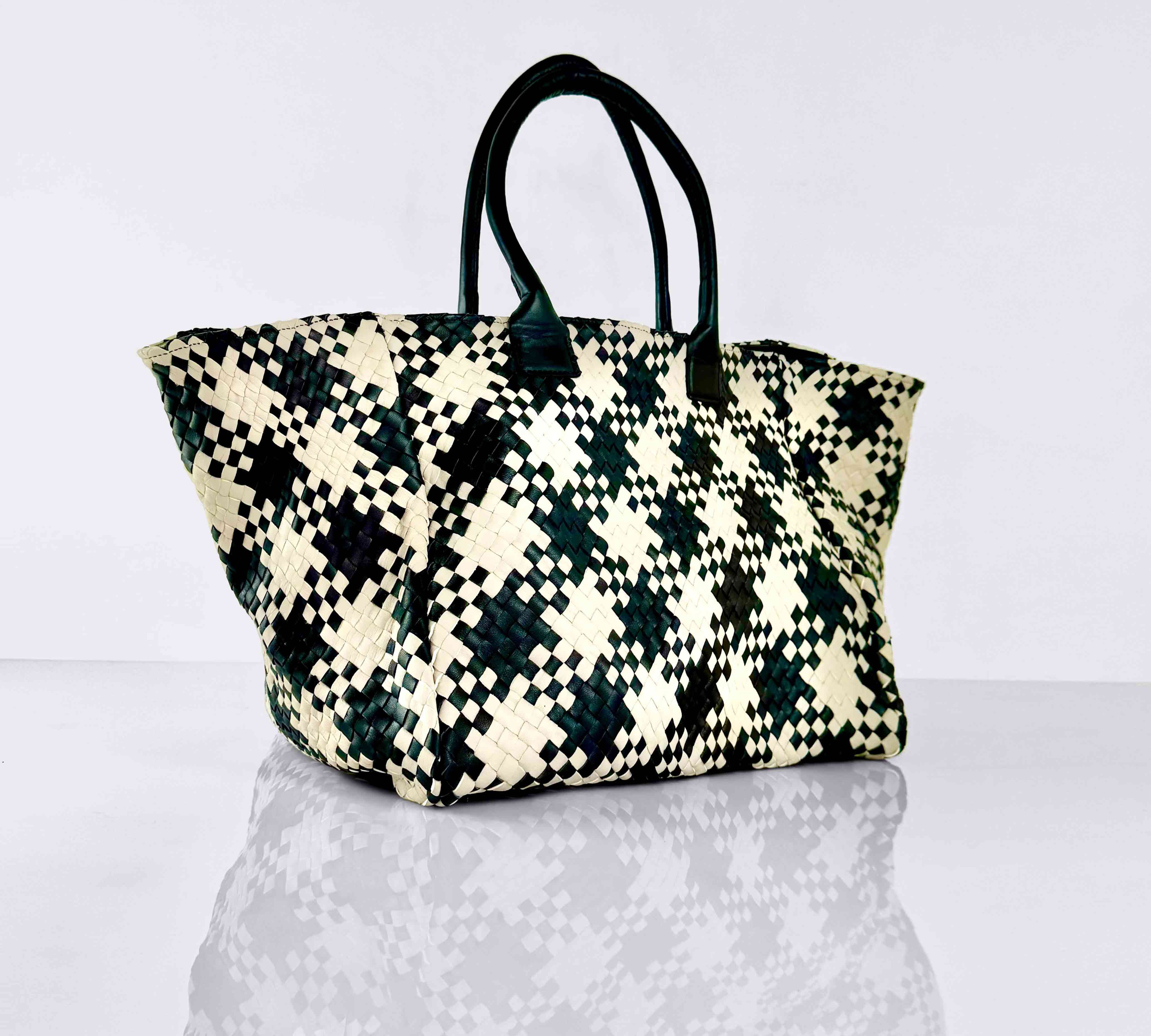 Shoulder Bag Original XL (Weekender), Checkered, von LABEL17: gefertigt aus geschmeidigem, pflanzlich gegerbtem Lamm-Nappaleder, von Hand geflochten mit zusätzlichem abnehmbarem, ebenfalls von Hand geflochtenem Etui zur Organisation innerhalb der Tasche. Handgefertigt in Marokko.