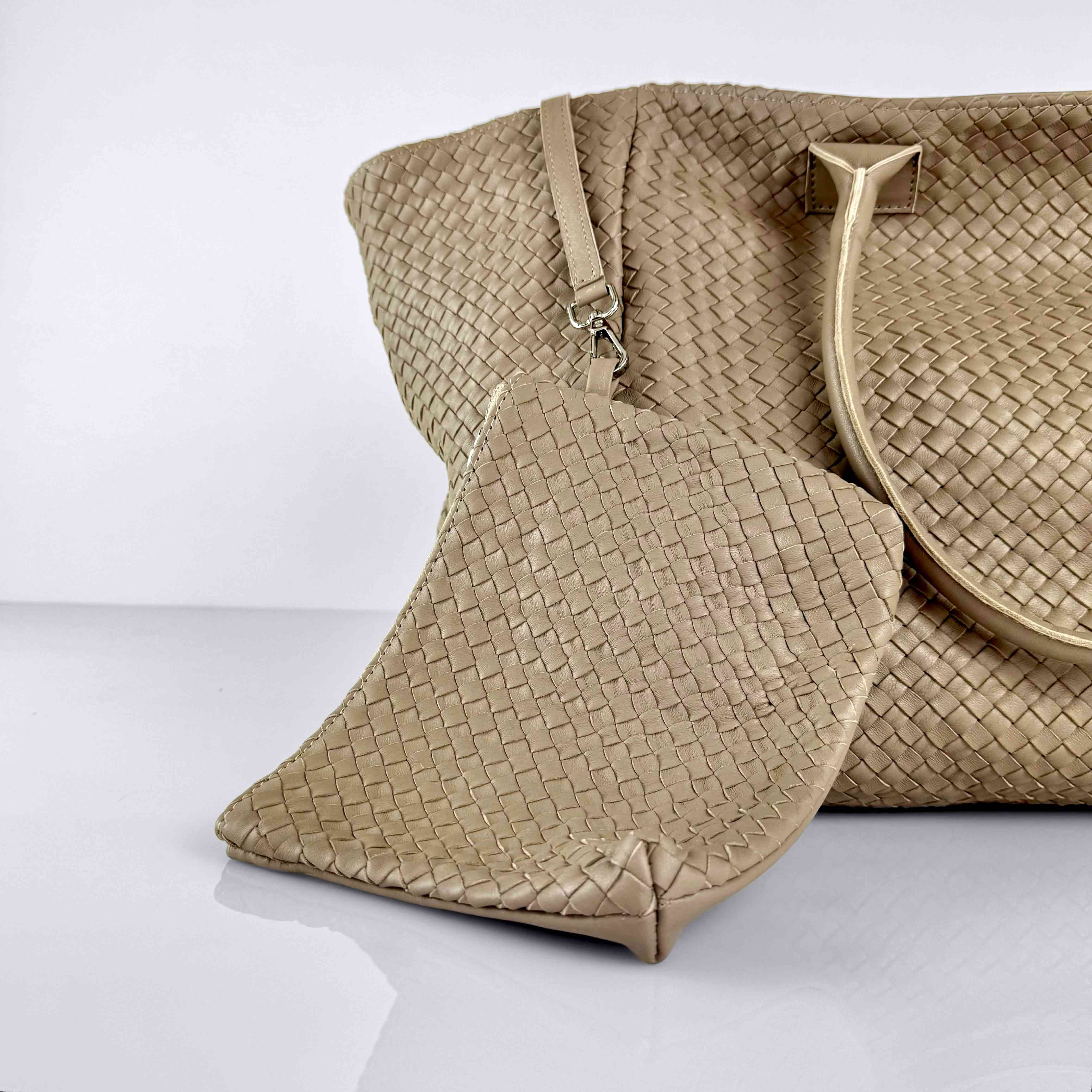 Shoulder Bag Original XL (Weekender) in grau von LABEL17: gefertigt aus geschmeidigem, pflanzlich gegerbtem Lamm-Nappaleder, von Hand geflochten mit zusätzlichem abnehmbarem, ebenfalls von Hand geflochtenem Etui zur Organisation innerhalb der Tasche. Handgefertigt in Marokko.