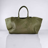 Shoulder Bag Original XL (Weekender) in olive von LABEL17: gefertigt aus geschmeidigem, pflanzlich gegerbtem Lamm-Nappaleder, von Hand geflochten mit zusätzlichem abnehmbarem, ebenfalls von Hand geflochtenem Etui zur Organisation innerhalb der Tasche. Handgefertigt in Marokko.