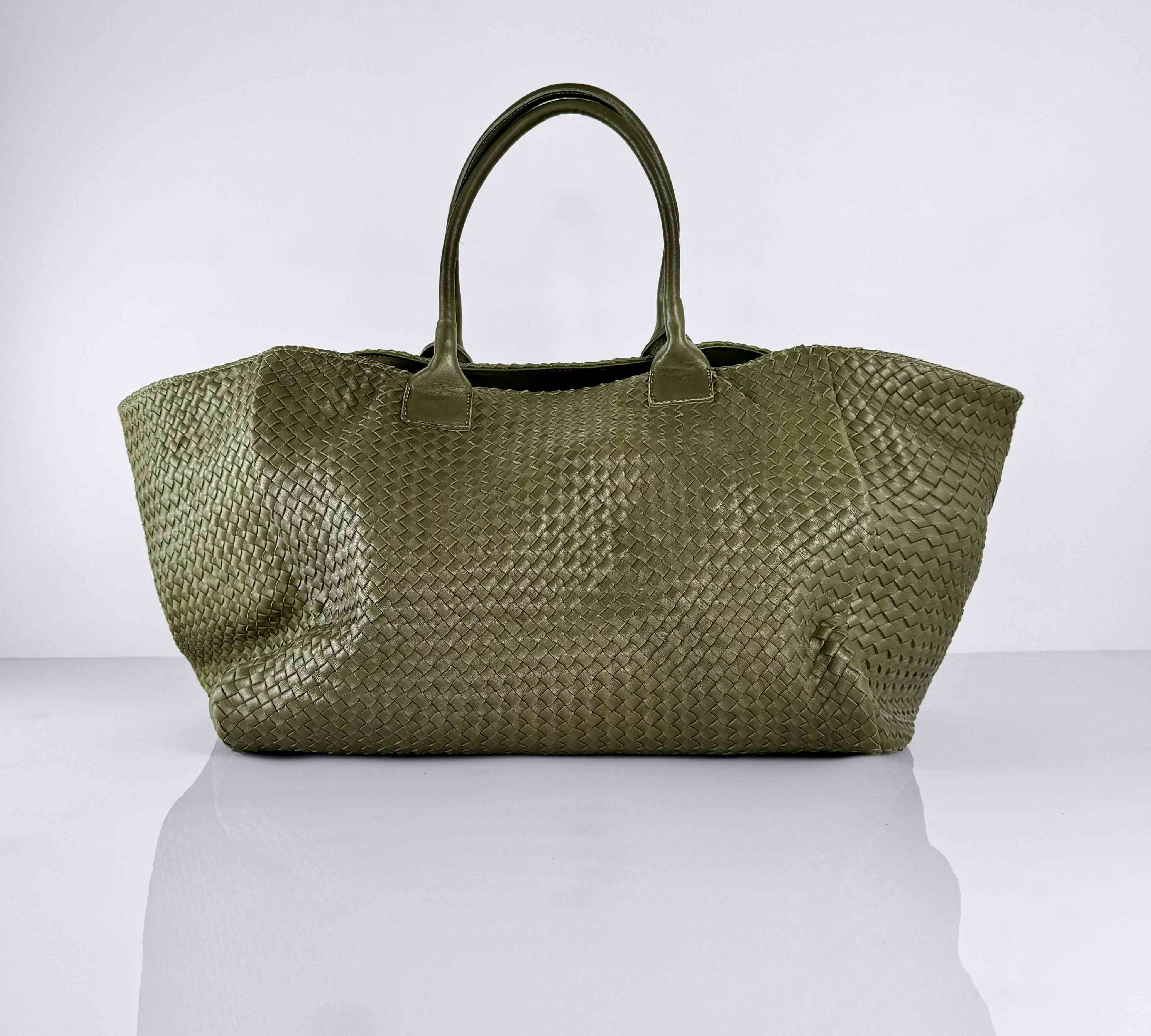 Shoulder Bag Original XL (Weekender) in olive von LABEL17: gefertigt aus geschmeidigem, pflanzlich gegerbtem Lamm-Nappaleder, von Hand geflochten mit zusätzlichem abnehmbarem, ebenfalls von Hand geflochtenem Etui zur Organisation innerhalb der Tasche. Handgefertigt in Marokko.