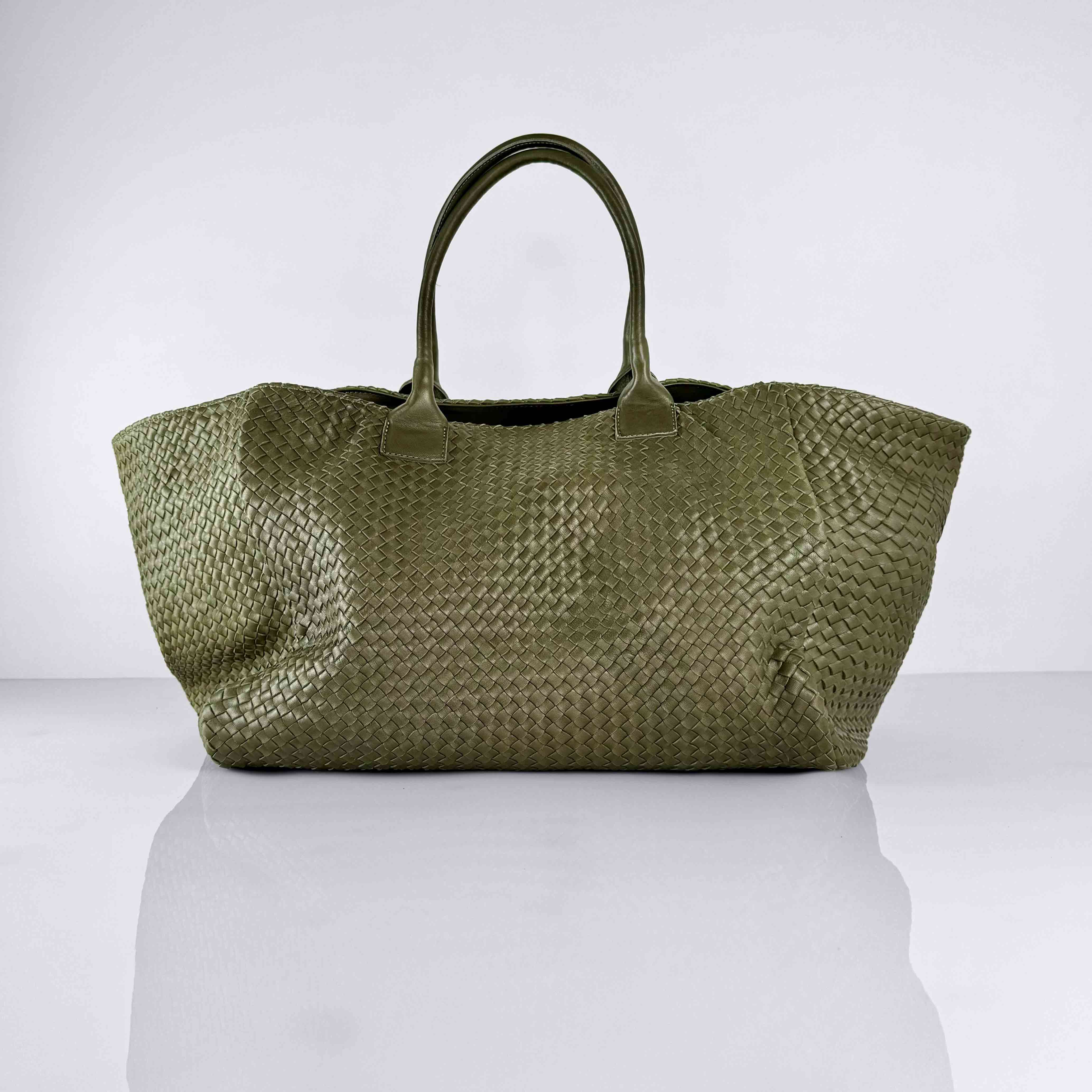 Shoulder Bag Original XL (Weekender) in olive von LABEL17: gefertigt aus geschmeidigem, pflanzlich gegerbtem Lamm-Nappaleder, von Hand geflochten mit zusätzlichem abnehmbarem, ebenfalls von Hand geflochtenem Etui zur Organisation innerhalb der Tasche. Handgefertigt in Marokko.