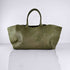 Shoulder Bag Original XL (Weekender) in olive von LABEL17: gefertigt aus geschmeidigem, pflanzlich gegerbtem Lamm-Nappaleder, von Hand geflochten mit zusätzlichem abnehmbarem, ebenfalls von Hand geflochtenem Etui zur Organisation innerhalb der Tasche. Handgefertigt in Marokko.