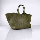 Shoulder Bag Original XL (Weekender) in olive von LABEL17: gefertigt aus geschmeidigem, pflanzlich gegerbtem Lamm-Nappaleder, von Hand geflochten mit zusätzlichem abnehmbarem, ebenfalls von Hand geflochtenem Etui zur Organisation innerhalb der Tasche. Handgefertigt in Marokko.