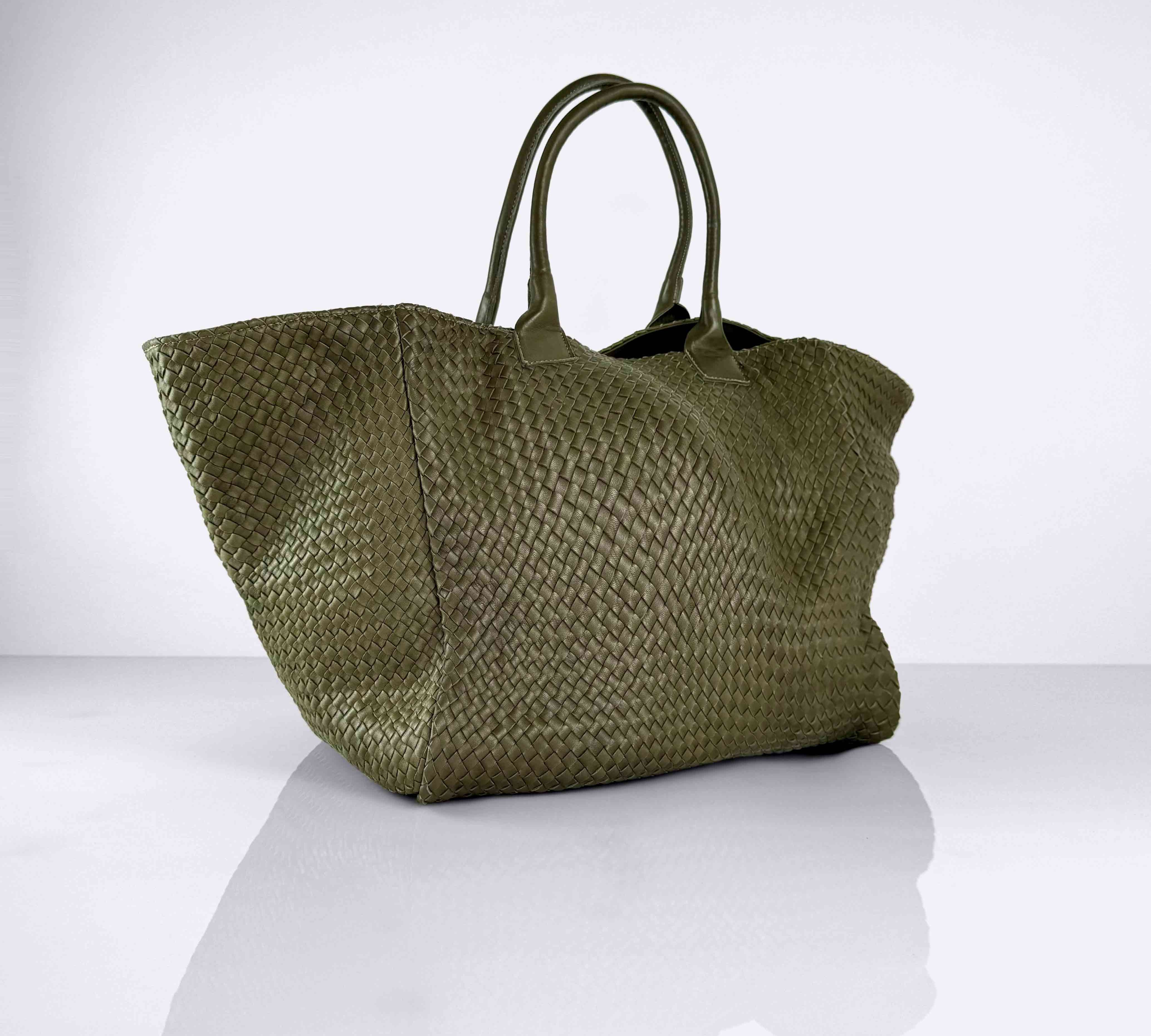 Shoulder Bag Original XL (Weekender) in olive von LABEL17: gefertigt aus geschmeidigem, pflanzlich gegerbtem Lamm-Nappaleder, von Hand geflochten mit zusätzlichem abnehmbarem, ebenfalls von Hand geflochtenem Etui zur Organisation innerhalb der Tasche. Handgefertigt in Marokko.