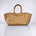 Shoulder Bag Original XL (Weekender) in Sand von LABEL17: gefertigt aus geschmeidigem, pflanzlich gegerbtem Lamm-Nappaleder, von Hand geflochten mit zusätzlichem abnehmbarem, ebenfalls von Hand geflochtenem Etui zur Organisation innerhalb der Tasche. Handgefertigt in Marokko.