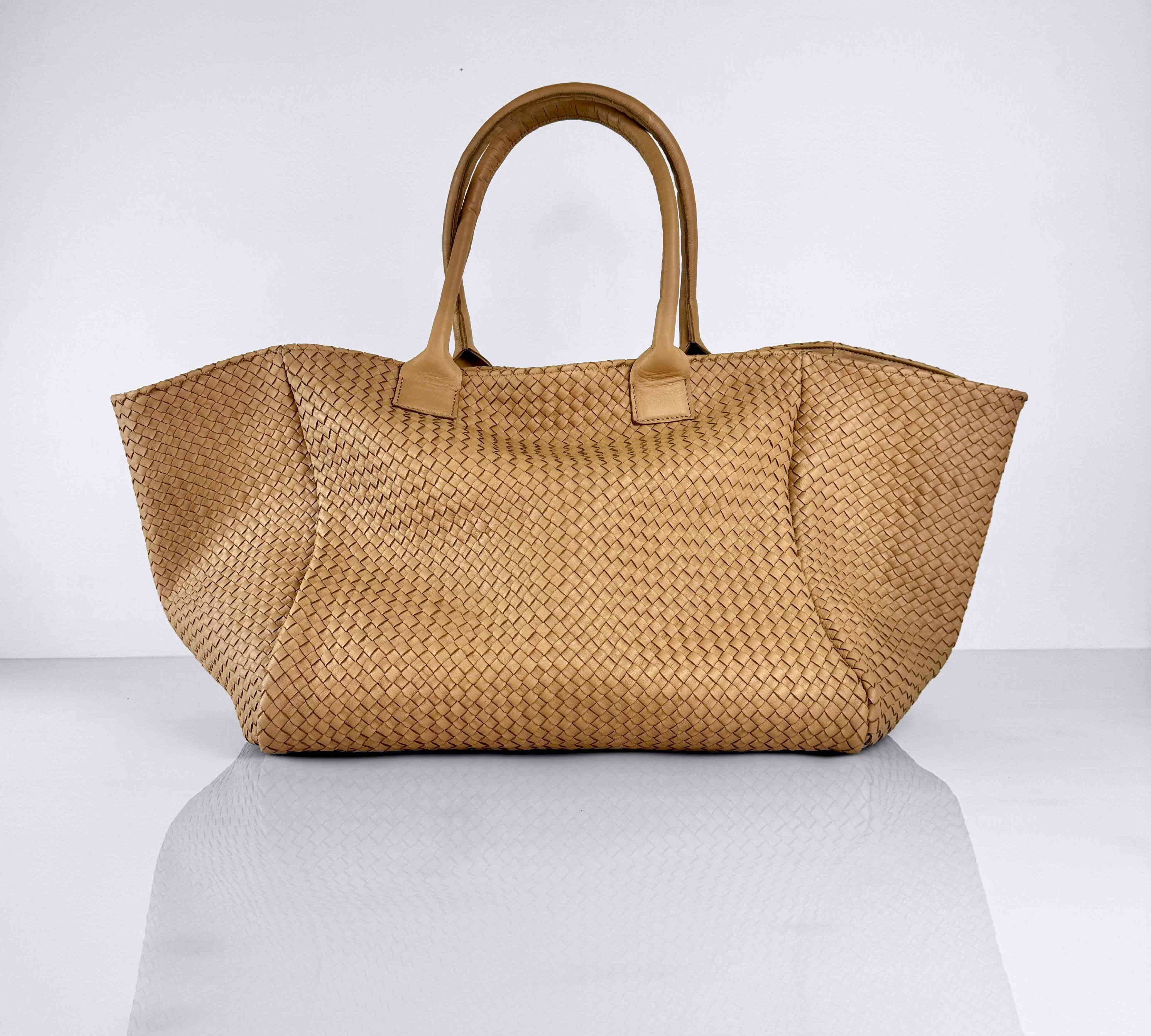 Shoulder Bag Original XL (Weekender) in Sand von LABEL17: gefertigt aus geschmeidigem, pflanzlich gegerbtem Lamm-Nappaleder, von Hand geflochten mit zusätzlichem abnehmbarem, ebenfalls von Hand geflochtenem Etui zur Organisation innerhalb der Tasche. Handgefertigt in Marokko.