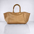 Shoulder Bag Original XL (Weekender) in Sand von LABEL17: gefertigt aus geschmeidigem, pflanzlich gegerbtem Lamm-Nappaleder, von Hand geflochten mit zusätzlichem abnehmbarem, ebenfalls von Hand geflochtenem Etui zur Organisation innerhalb der Tasche. Handgefertigt in Marokko.