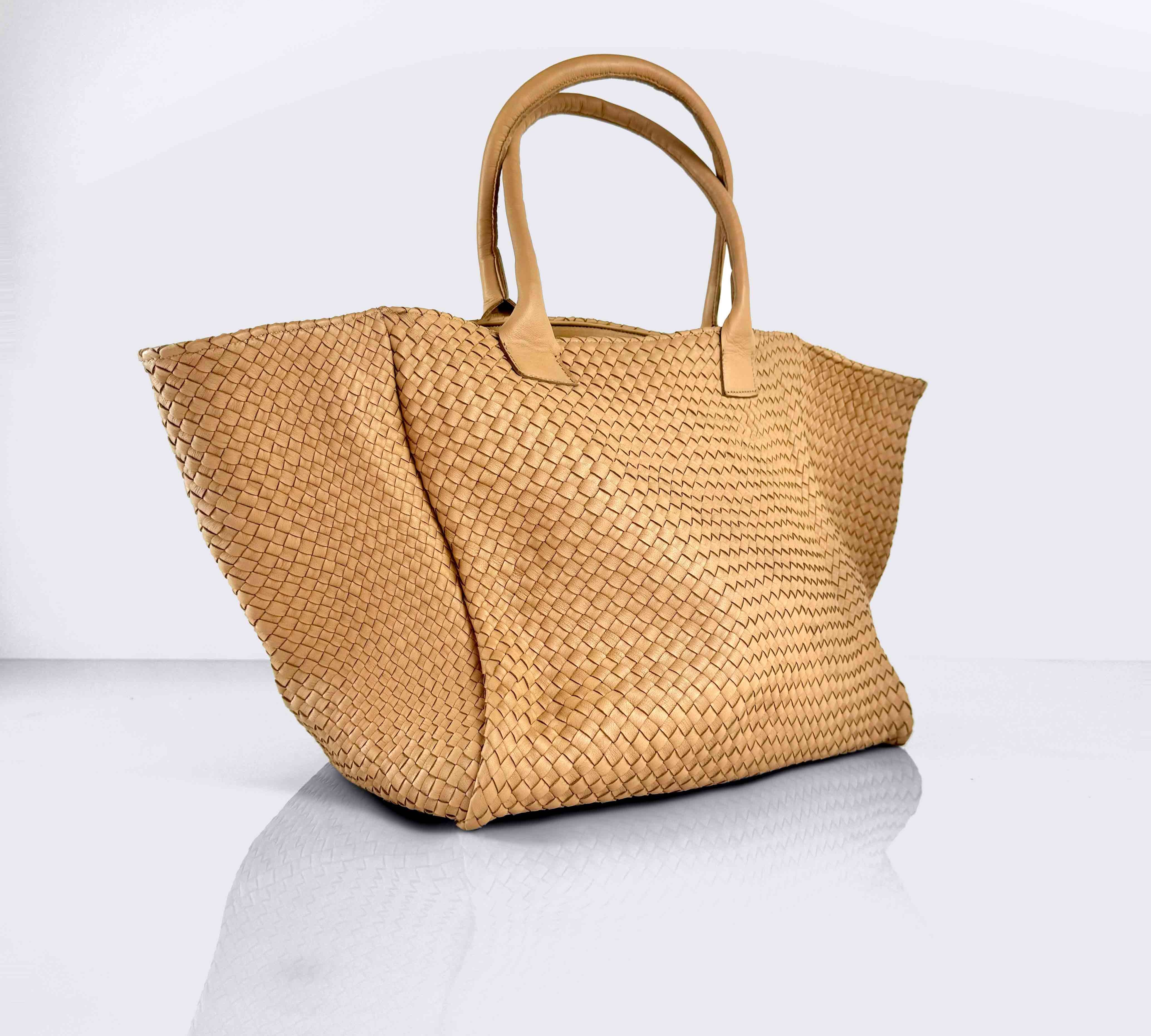 Shoulder Bag Original XL (Weekender) in Sand von LABEL17: gefertigt aus geschmeidigem, pflanzlich gegerbtem Lamm-Nappaleder, von Hand geflochten mit zusätzlichem abnehmbarem, ebenfalls von Hand geflochtenem Etui zur Organisation innerhalb der Tasche. Handgefertigt in Marokko.