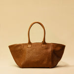 The Shoulder Bag ORIGINAL by LABEL17 is a timeless piece, crafted from fine, vegetable-tanned nappa leather and hand-braided. It features a zipper closure and a convenient interior pocket for your essentials.