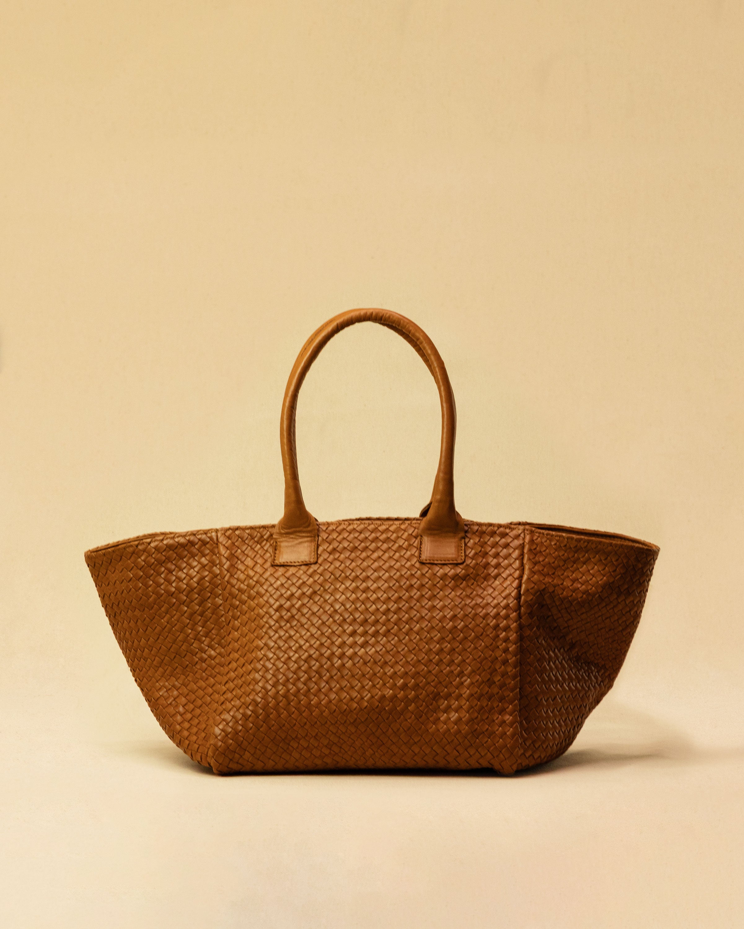 The Shoulder Bag ORIGINAL by LABEL17 is a timeless piece, crafted from fine, vegetable-tanned nappa leather and hand-braided. It features a zipper closure and a convenient interior pocket for your essentials.