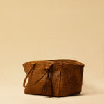 The Shoulder Bag ORIGINAL by LABEL17 is a timeless piece, crafted from fine, vegetable-tanned nappa leather and hand-braided. It features a zipper closure and a convenient interior pocket for your essentials.