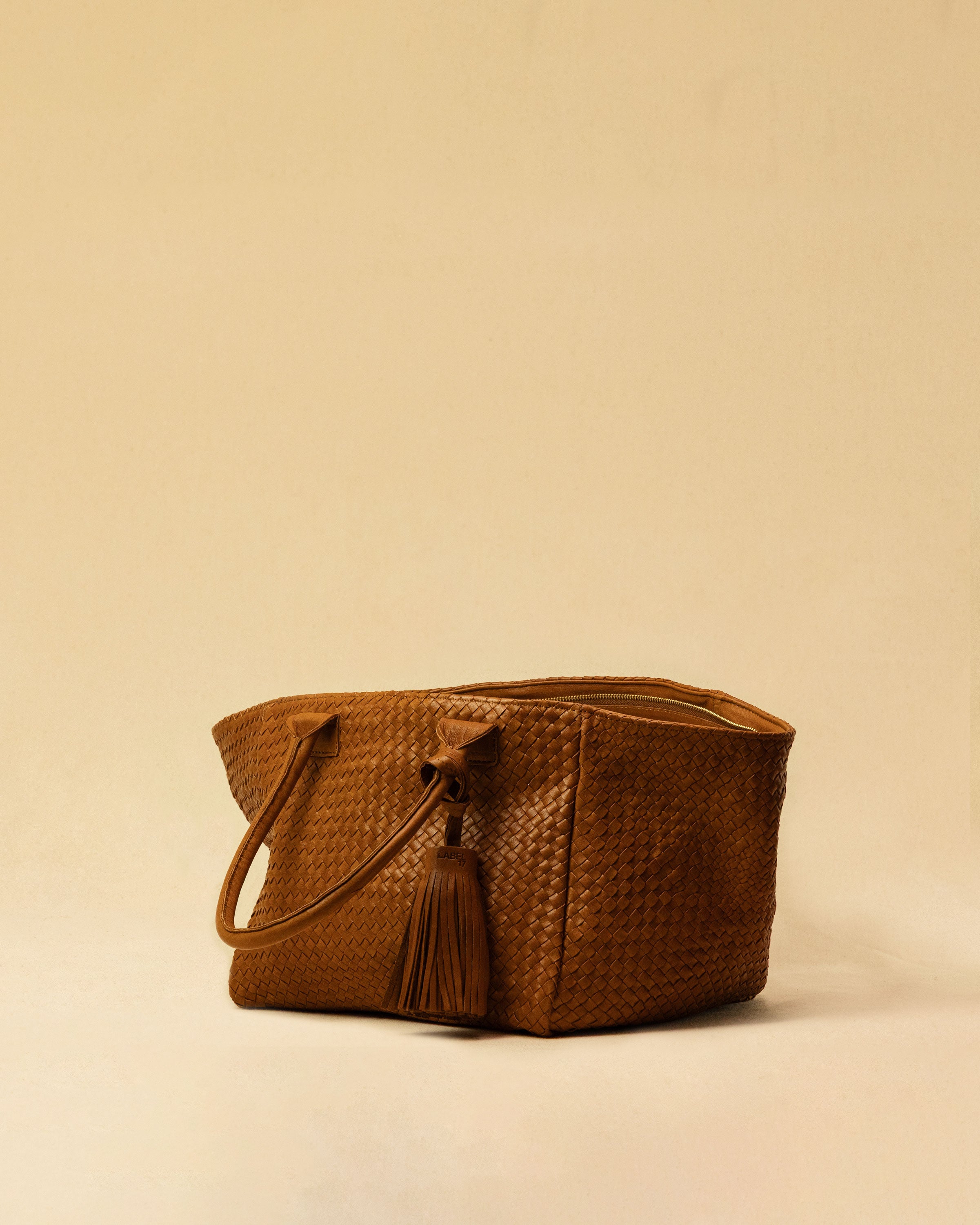 The Shoulder Bag ORIGINAL by LABEL17 is a timeless piece, crafted from fine, vegetable-tanned nappa leather and hand-braided. It features a zipper closure and a convenient interior pocket for your essentials.