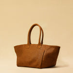 The Shoulder Bag ORIGINAL by LABEL17 is a timeless piece, crafted from fine, vegetable-tanned nappa leather and hand-braided. It features a zipper closure and a convenient interior pocket for your essentials.