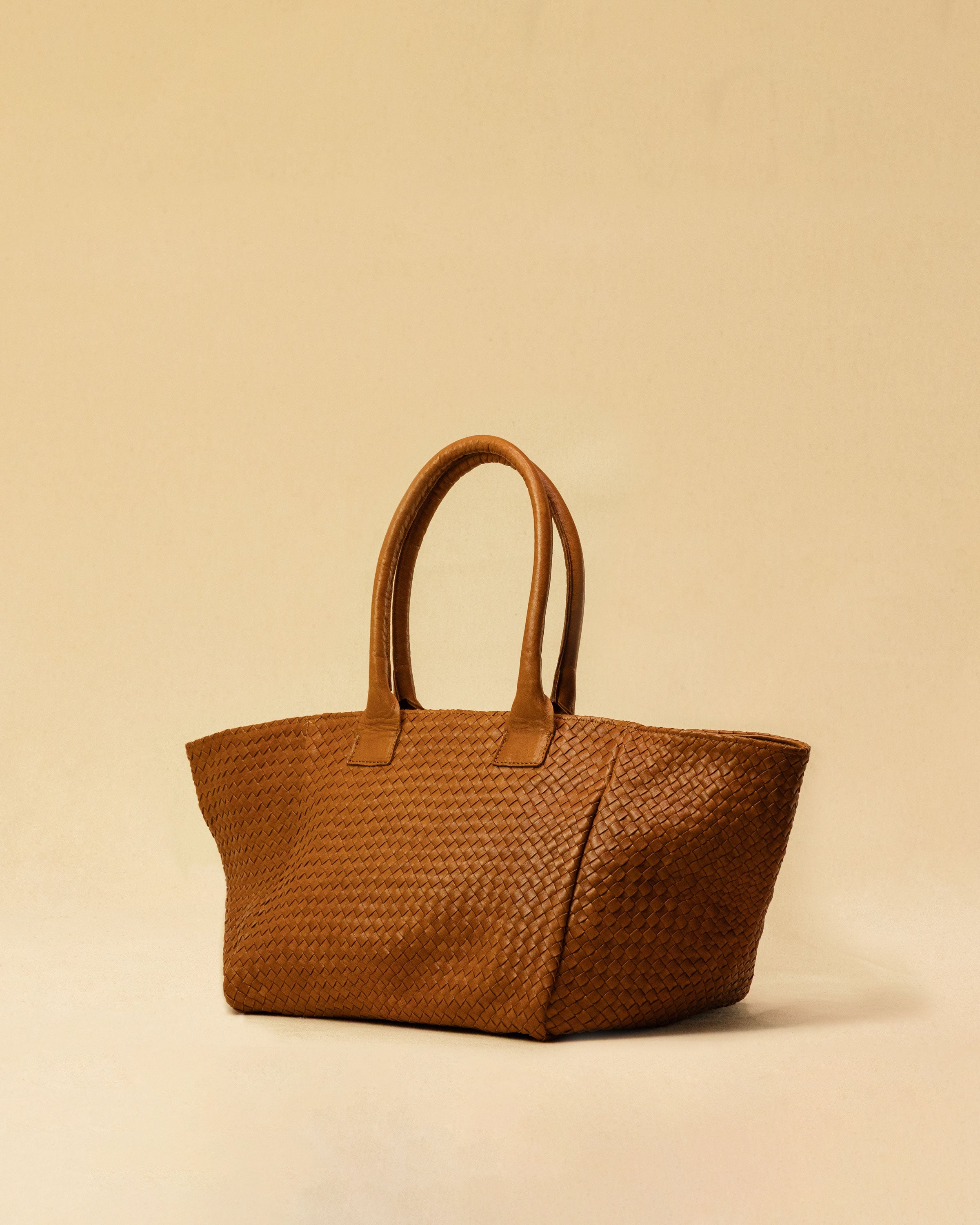 The Shoulder Bag ORIGINAL by LABEL17 is a timeless piece, crafted from fine, vegetable-tanned nappa leather and hand-braided. It features a zipper closure and a convenient interior pocket for your essentials.