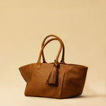 The Shoulder Bag ORIGINAL by LABEL17 is a timeless piece, crafted from fine, vegetable-tanned nappa leather and hand-braided. It features a zipper closure and a convenient interior pocket for your essentials.
