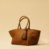The Shoulder Bag ORIGINAL by LABEL17 is a timeless piece, crafted from fine, vegetable-tanned nappa leather and hand-braided. It features a zipper closure and a convenient interior pocket for your essentials.