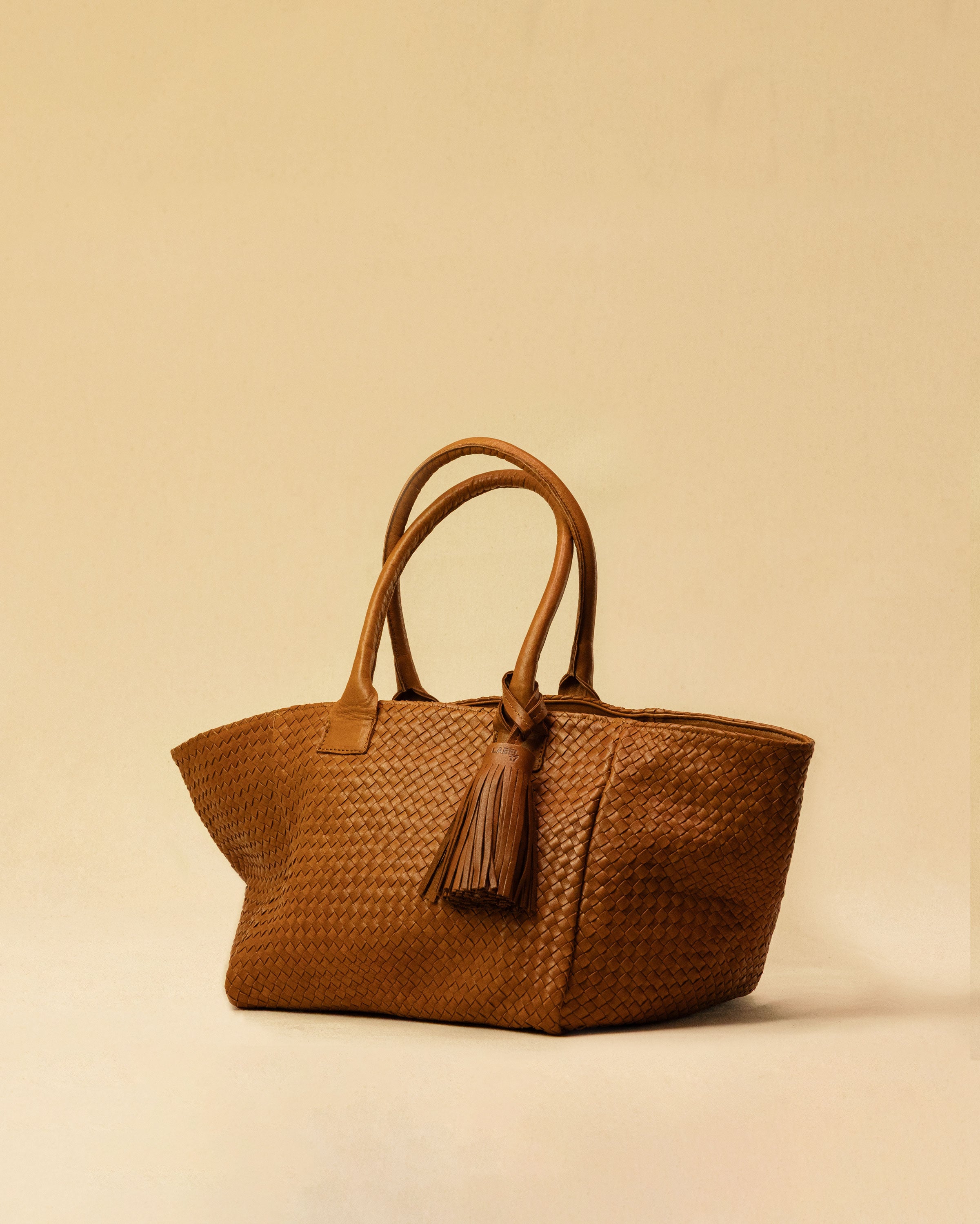 The Shoulder Bag ORIGINAL by LABEL17 is a timeless piece, crafted from fine, vegetable-tanned nappa leather and hand-braided. It features a zipper closure and a convenient interior pocket for your essentials.