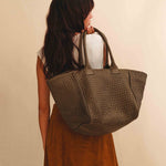 The Shoulder Bag ORIGINAL by LABEL17 is a timeless piece, crafted from fine, vegetable-tanned nappa leather and hand-braided. It features a zipper closure and a convenient interior pocket for your essentials.